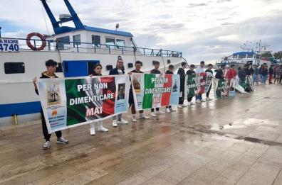 Taranto, corteo in mare per il Giorno della memoria delle vittime del lavoro 