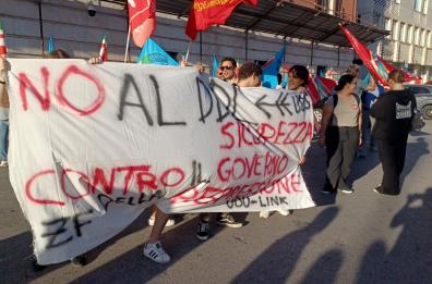 Uil e Cgil in piazza a Bari, il sit per dire "no" al Ddl sicurezza: «mina la democrazia»