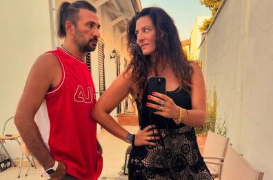 A «Da noi... a ruota libera» anche Lele Spedicato, il chitarrista dei Negramaro e la moglie Clio Evans