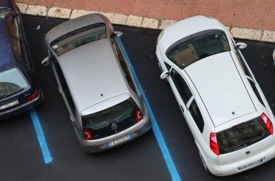 Bari, ai consiglieri comunali il «regalo» delle strisce blu: parcheggi a tariffe di favore 