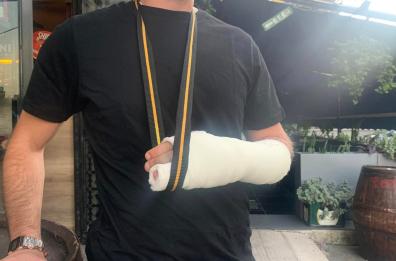 Bari, dipendente di un pub a San Pasquale ferito da un uomo armato di spranga