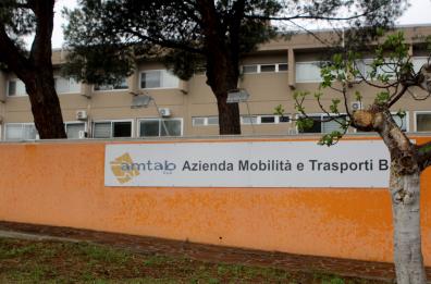 Bari, torna in bilico l'indagine su Amtab: «Vendevano i voti ma non erano mafiosi»