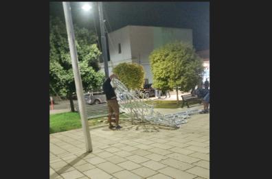 Ruffano, il vento forte travolge le luminarie: sfiorate due donne sedute su una panchina