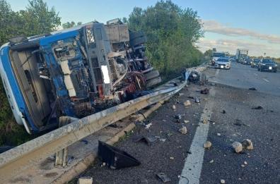 Tir si ribalta sulla Brindisi-Lecce: traffico in ginocchio