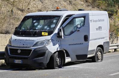 Sventato assalto a portavalori nella Bat: scontro a fuoco tra commando armato di kalashnikov e i vigilantes