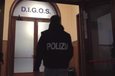 Taranto, quadri e simboli dell'Isis nella cameretta: arrestato 17enne per addestramento con finalità di terrorismo