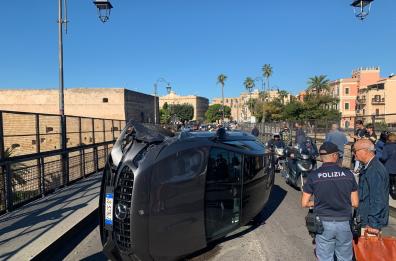 Taranto, auto si ribalta sul ponte girevole: percorre la corsia preferenziale e non si ferma all'alt della Polizia 