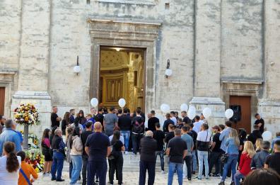 L'ultimo saluto a Francesco e Greta, i due ragazzi morti nell'incidente a Cassano: i funerali a Capurso e Modugno 