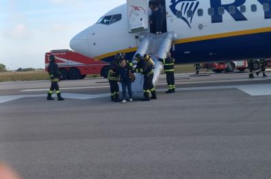Fiammata in fase di rullaggio sul Ryanair Brindisi-Torino: aereo evacuato. Aeroporto riaperto alle 11,25