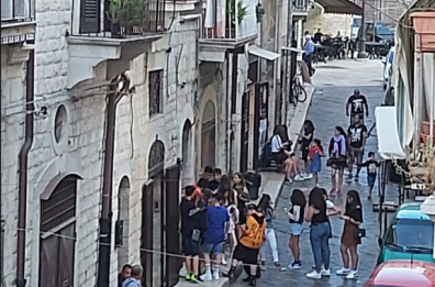 Decoro e bellezza del centro storico, a Barletta monta la polemica: «Eliminare cavi volanti e vecchi tubi»