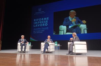 Assemblea Confindustria a Bari, Tajani: «Il nostro candidato per la Regione Puglia? Potrebbe essere un civico»