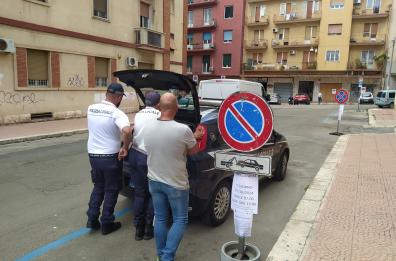 Taranto, palo di un segnale stradale cade in pieno centro: ferita una donna di 83 anni