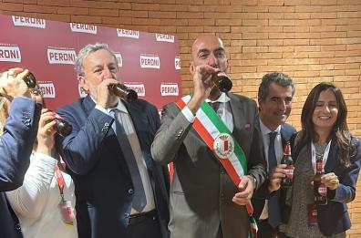 Bari, il «cin cin» del sindaco Leccese e di Emiliano per la Festa della Peroni