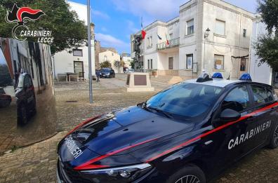 Alliste, aggredisce e minaccia col coltello i propri genitori per ottenere i soldi per la droga: arrestato