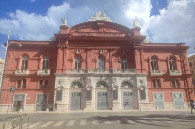 Bari, il Petruzzelli si fa più bello: luci di scena a led e bacheche elettroniche per gli spettacoli 