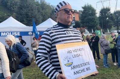 Pontida, il vicesindaco del Foggiano vestito da carcerato per Salvini: «Ho votato Lega, arrestate anche me»