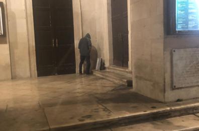 Degrado a Bari: c'è chi fa pipì vicino al Piccinni e chi si accampa in tenda