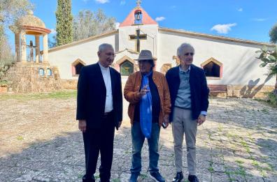 Missione in Terra Santa rinviata, Al Bano prega con Mons. Santoro: «Proponiamo un ministero per la pace»