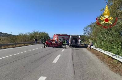 Incidente sulla Ss 653 Sinnica, un'auto si scontra con un autocarro; muore 79enne