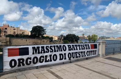 Taranto, lutto cittadino per la morte di Massimo Battista. Lo striscione: «Orgoglio di questa città»