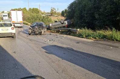 Scontro frontale tra due auto e un camion sulla Rutigliano-Adelfia: due feriti
