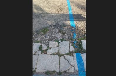 L'ospedale di Casarano e lo «slalom» sull'asfalto rabberciato a rischio cadute 