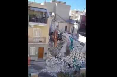 Crolla la facciata di un edificio in demolizione, ferito operaio a Massafra