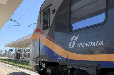 Si intrufolano in cabina di guida in coda al treno nel Foggiano e postano il video su TikTok: identificati