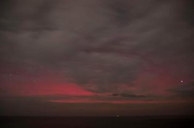 Aurora boreale rossa sul Gargano: l'incredibile spettacolo catturato da Vieste