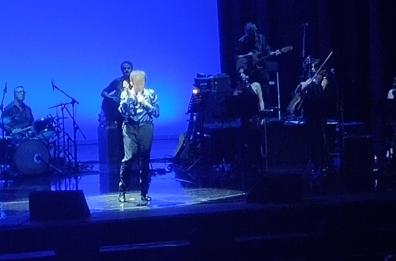 «Tutti i sogni ancora in volo» al Petruzzelli: il teatro canta insieme a Massimo Ranieri