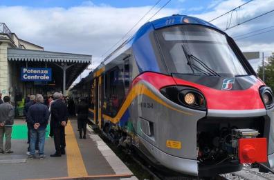 E' attivo sulla tratta Potenza - Napoli il  «pop»,  il  treno elettrico monopiano della flotta di Trenitalia 