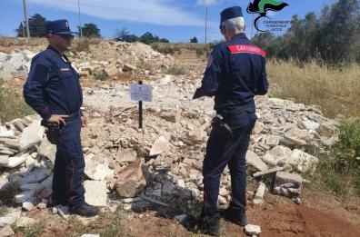 Alezio, materiali edili abbandonati in una discarica abusiva: denunciato un imprenditore