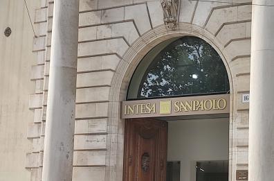 Il bancario barese che spiava i conti correnti dei politici: le sorelle Meloni, Giambruno, La Russa, Emiliano. I dubbi degli investigatori sul movente.  La premier: «Il nostro dossieraggio quotidiano»