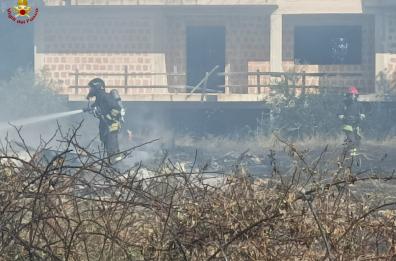 Modugno, incendio nelle campagne: discarica selvaggia di rifiuti prende fuoco