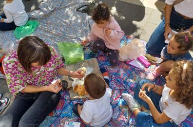 Mense scolastiche a Bari, il sit in pacifico di famiglie e bambini davanti alla Balilla - Imbriani VIDEO