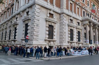 Giornate Fai d'autunno a Bari,  l'interminabile fila in attesa di visitare il Palazzo della Banca d'Italia