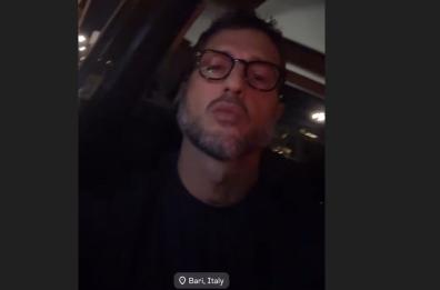Fabrizio Corona «avvistato» in centro a Bari, è caccia al selfie VIDEO