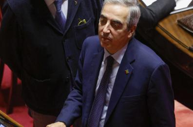 Bancario «curioso», l'affondo di Gasparri: «In questa storia colpisce l’assenza assoluta di controlli»