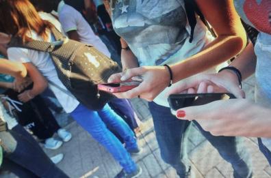 Puglia, minori troppo soli davanti a tv, pc e cellulari
