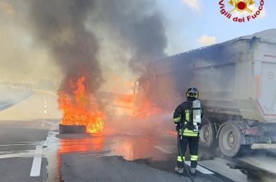 A fuoco camion sulla Brindisi-Taranto: fumo denso, strada chiusa