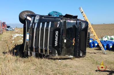 Foggia, camion si ribalta sulla SP 77 ma non c'è traccia dell'autista