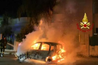 Accende una sigaretta nella Fiat Panda a metano e l'auto esplode: dramma sfiorato a Nardò