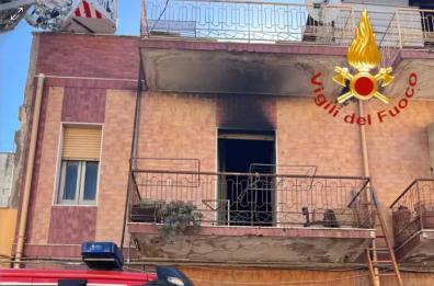 San Ferdinando di Puglia, la sua casa va in fiamme, 70enne chiama i pompieri: salvato