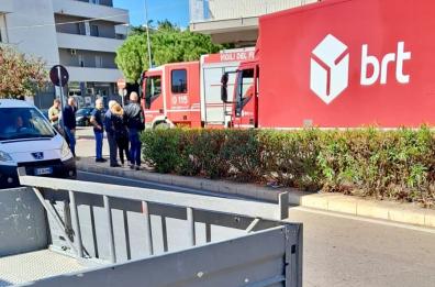 Ostuni, 92enne finisce sotto un camion mentre attraversa la strada: in gravi condizioni al Perrino di Brindisi