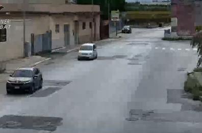 Bisceglie, irrompe in un bar armato e si fa consegnare 130 euro di incasso: arrestato