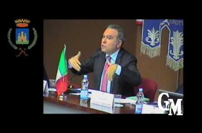 «La cosiddetta Xyella è un complotto dell'agroindustria», le tesi negazioniste dell'assessore grillino di Bari: «Io come Galileo»