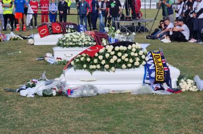 Foggia, in 10mila allo stadio Zaccheria per l'ultimo addio ai tre giovani tifosi. «Non è giusto morire in questo modo» VIDEO
