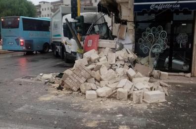 Capurso, camion contro bar distrugge un lato di palazzina: tragedia sfiorata, non ci sono feriti