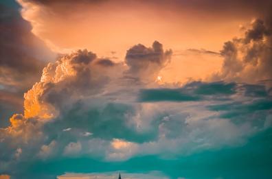 Monopoli, il tramonto mozzafiato dopo la tempesta: lo scatto è virale