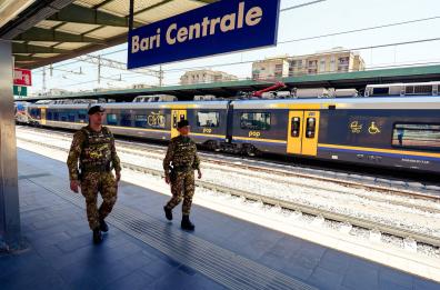 Bari, militari salvano una giovane in stazione in stato confusionale